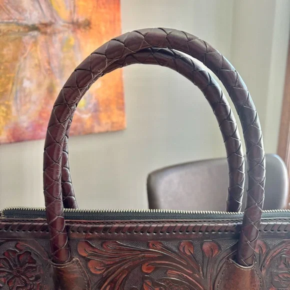 Elegant Floral Embossed Leather Handbag - Picture 4 of 9